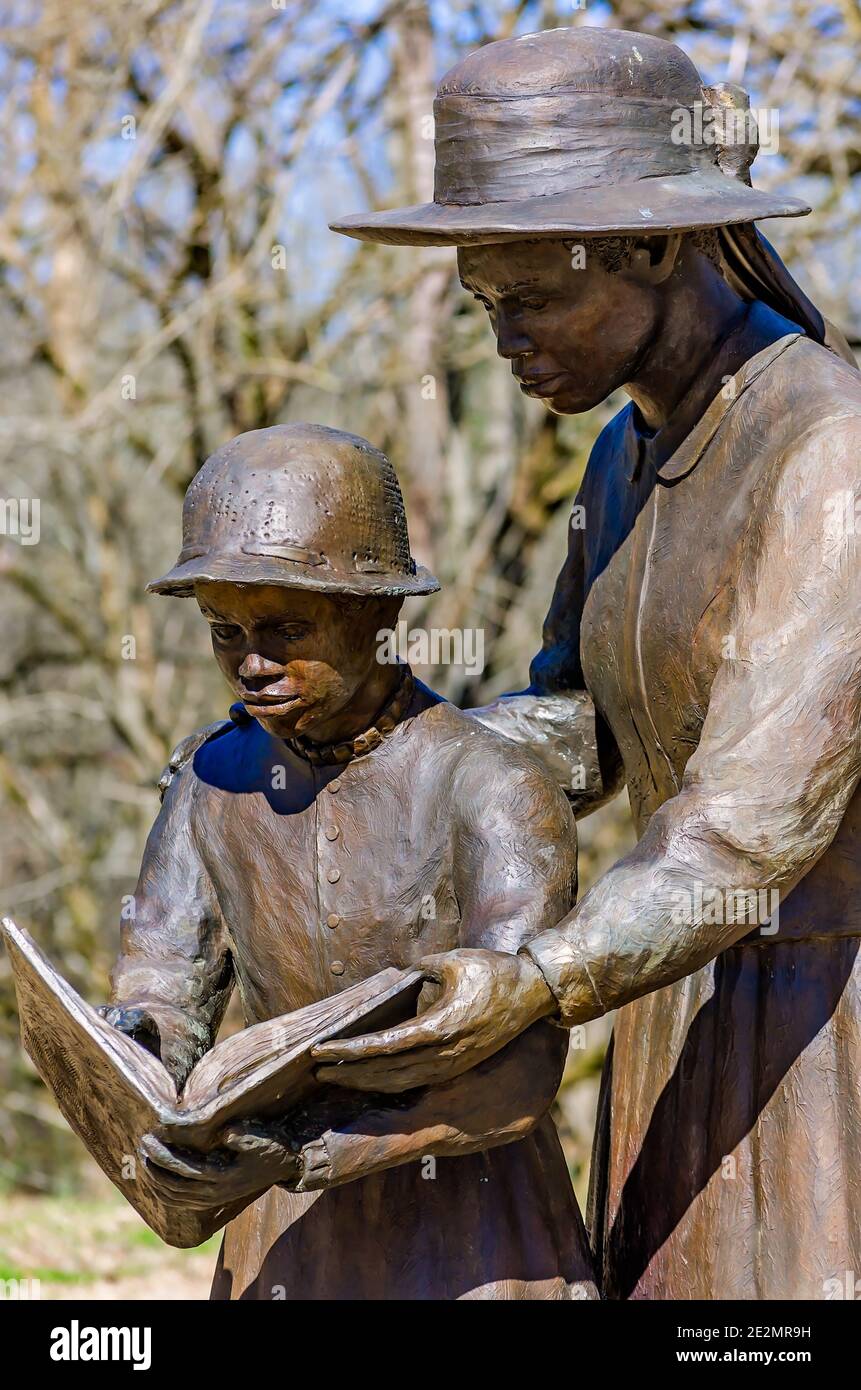 Eine Bronzestatue, die die Ausbildung der Afroamerikaner feiert, wird am 5. März 2012 im Corinth Contraband Camp in Korinth, Mississippi, ausgestellt. Stockfoto