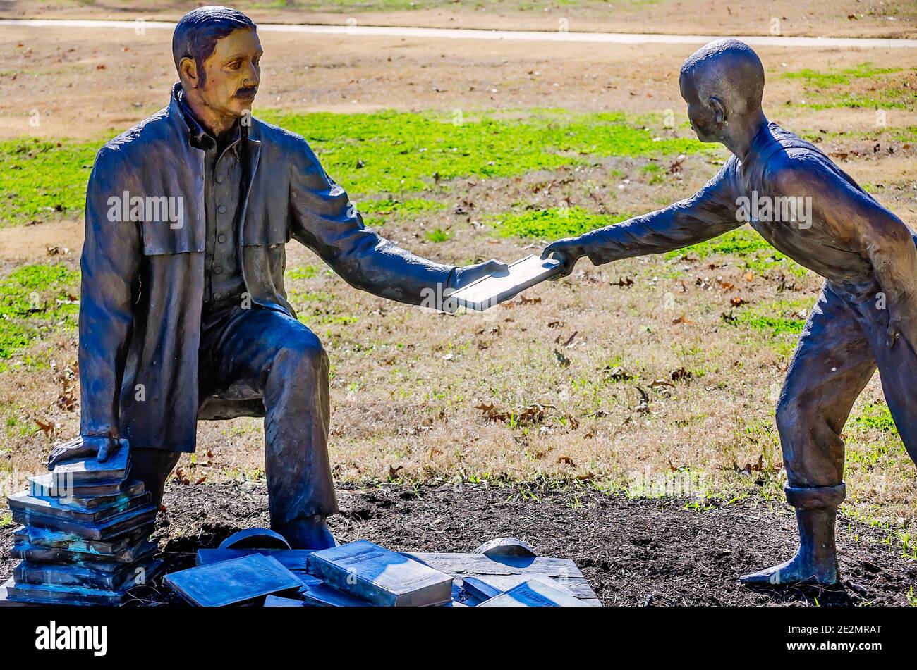 Eine Bronzestatue zelebriert die Ausbildung der Afroamerikaner im Corinth Contraband Camp in Corinth, Mississippi, 5. März 2012. Stockfoto