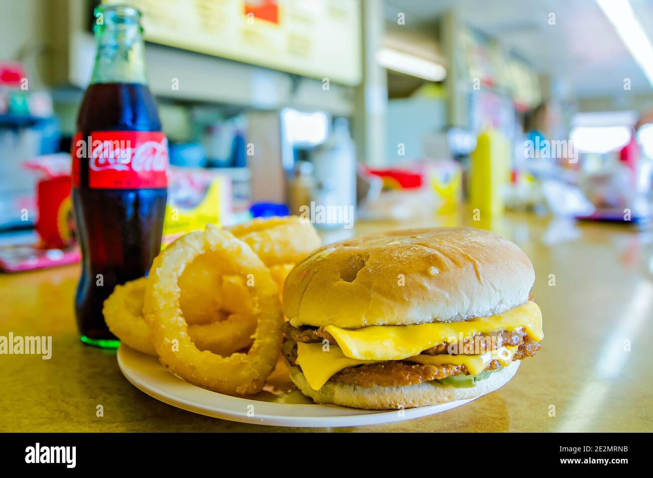 Im White Trolley Cafe, 14. März 2012, in Korinth, Mississippi, wird ein doppelter Slugburger mit Käse mit abgefüllter Coca-Cola serviert. Stockfoto