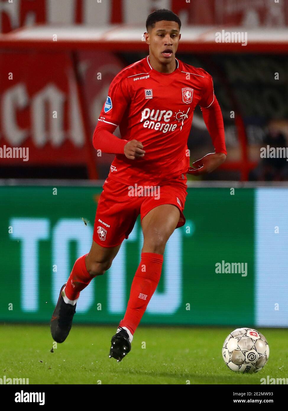 ENSCHEDE, NIEDERLANDE - JANUAR 14: Jayden Oosterwolde des FC Twente während des niederländischen Eredivisie-Spiels zwischen FC Twente und Ajax in Grolsch Veste am J Stockfoto