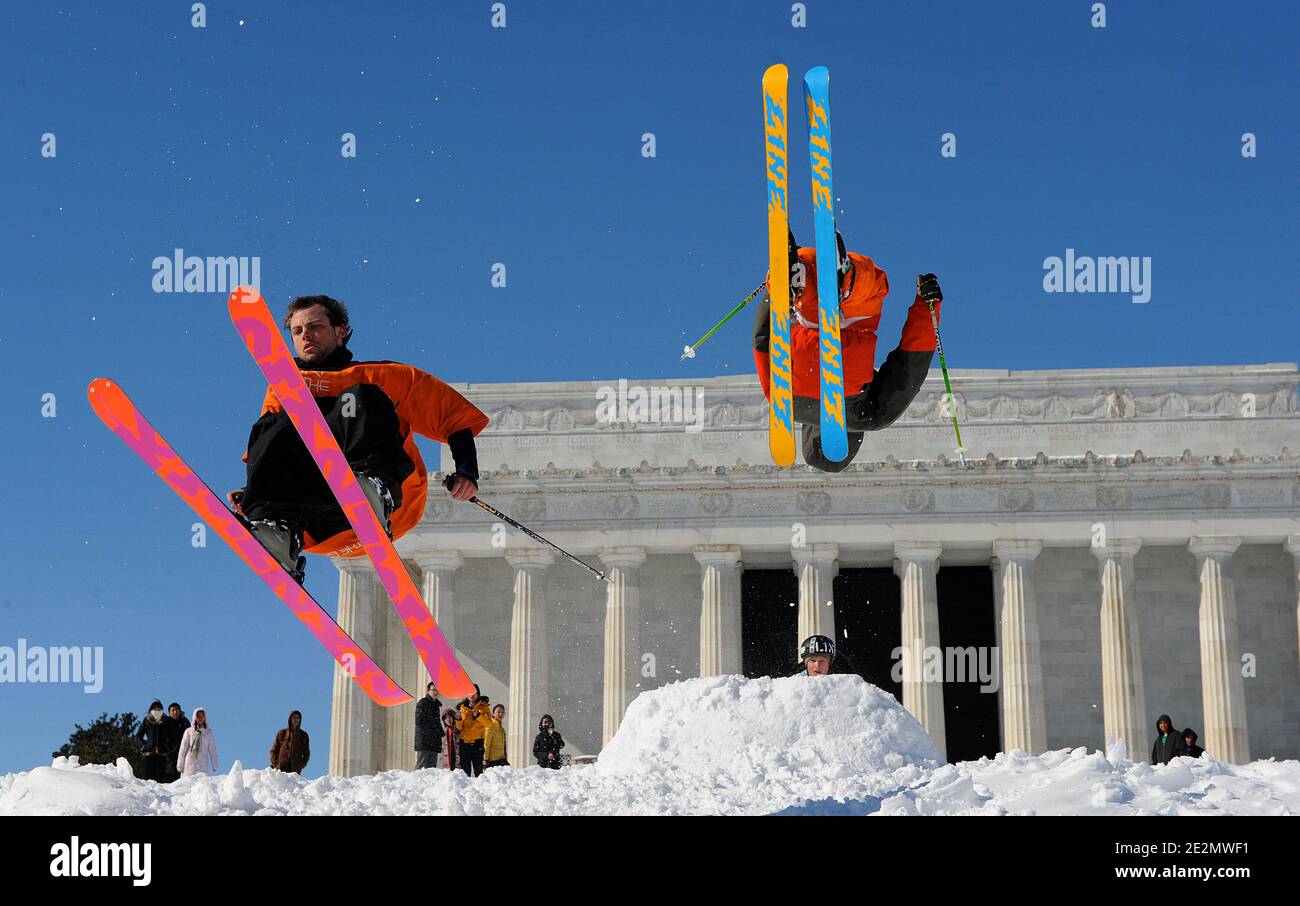 Snowboarder fliegen einen Hügel vor dem Lincoln Memorial hinunter, während die Hauptstadt der Nation aus dem Schneesturm, der die Ostküste am 11. Februar 2010 getroffen hat, heraus gräbt.die Bundesregierung ist für einen vierten Tag in Folge geschlossen und die meisten Schulen haben für den Rest der Woche geschlossen. Foto von Olivier Douliery /ABACAPRESS.COM Stockfoto