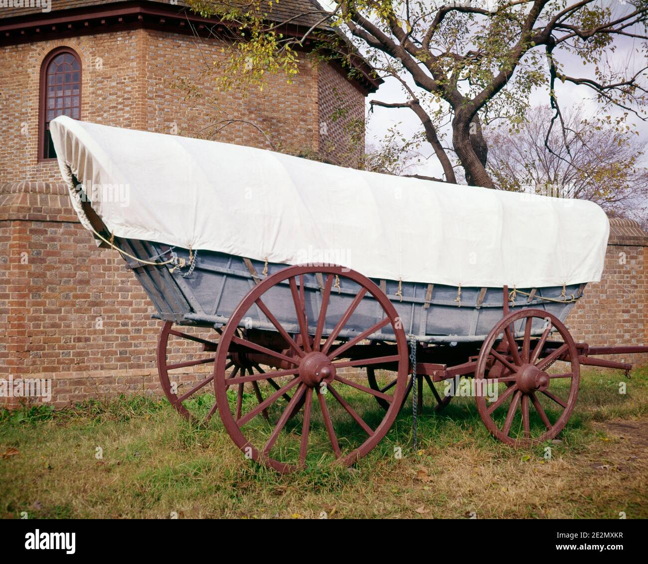 1960s 1700s 1800s BEDECKT CONESTOGA WAGEN VERWENDET, UM FRACHT ZU SCHLEPPEN AUF GROSSER WAGGONSTRASSE IM KOLONIALEN WILLIAMSBURG VIRGINIA USA - KR12965 KNG001 HARS AUSSEN GEKRÜMMT CONESTOGA IN AUF DEM ZU GEZOGENE OCHSEN VERWENDET 19. JAHRHUNDERT STILLLEBEN WAGEN BEGANN GROSS WAGON ROAD HAUL MAULTIER VA 1700S 18. JAHRHUNDERT ALTMODISCH Stockfoto