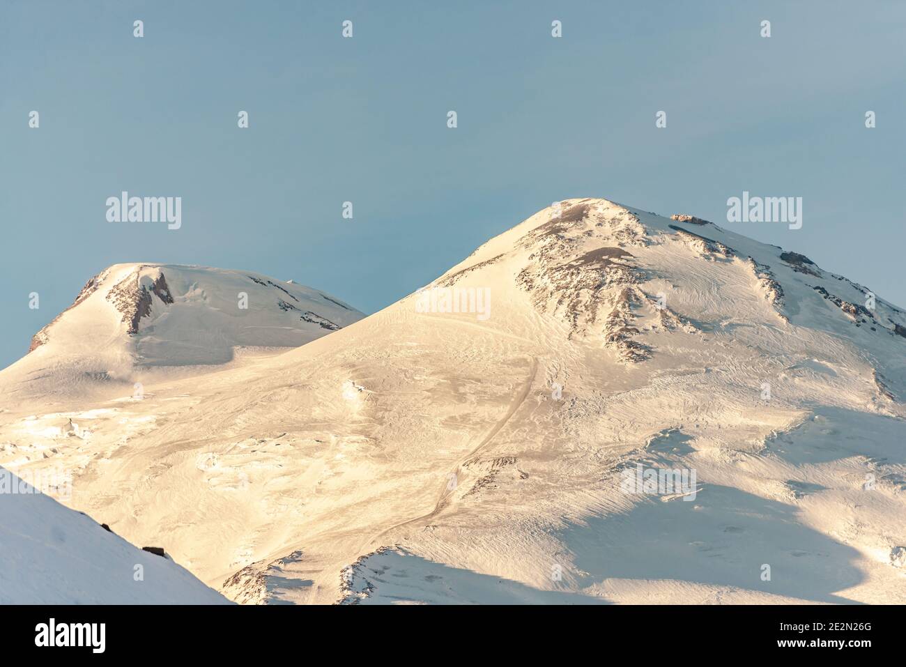 Mount Elbrus im Winter. Blick auf Elbrus vom nahe gelegenen Cheget Mountain. Hüte von Elbrus im Winter 2021 Stockfoto