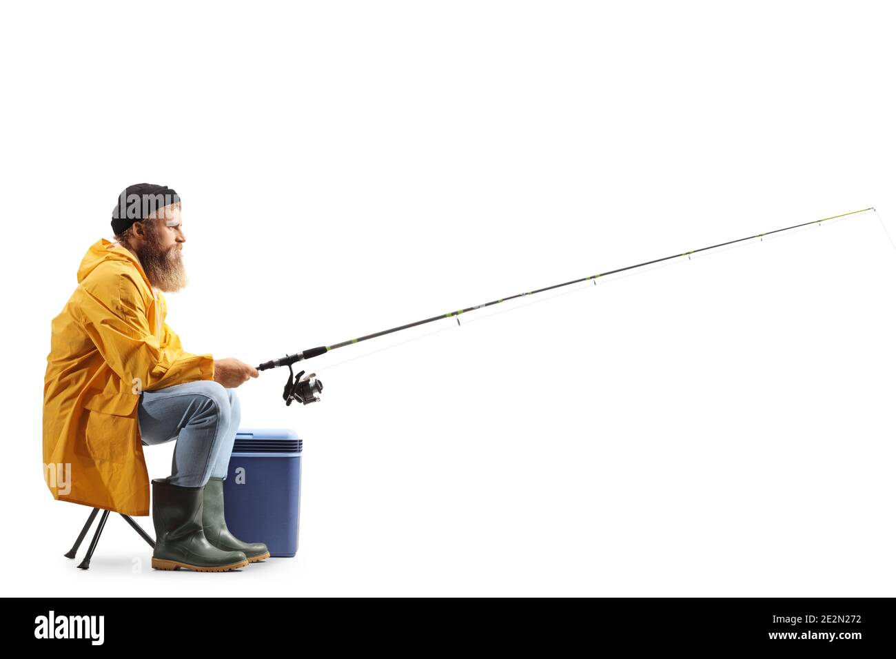 Profilaufnahme eines bärtigen Fischers, der mit einem Fischfang fängt Pole auf einem Stuhl auf weißem Hintergrund isoliert sitzen Stockfoto