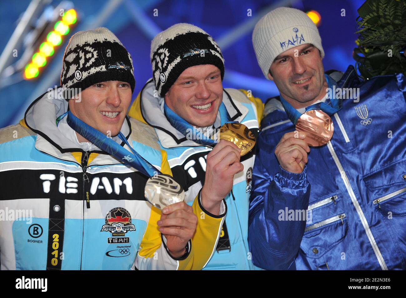 Der deutsche Silbermedaillengewinner David Moeller, der deutsche Goldmedaillengewinner Felix Loch und der italienische Bronzemedaillengewinner Armin Zoeggeler stehen auf dem Podium während der Medaillenzeremonie für die Single-Veranstaltung der Luge Men bei den Olympischen Winterspielen in Vancouver 2010 XXI am 15. Februar 2010 in Whistler Medal Plaza in Whistler, Kanada. Foto von Gouhier-Hahn-Nebinger/ABACAPRESS.COM Stockfoto