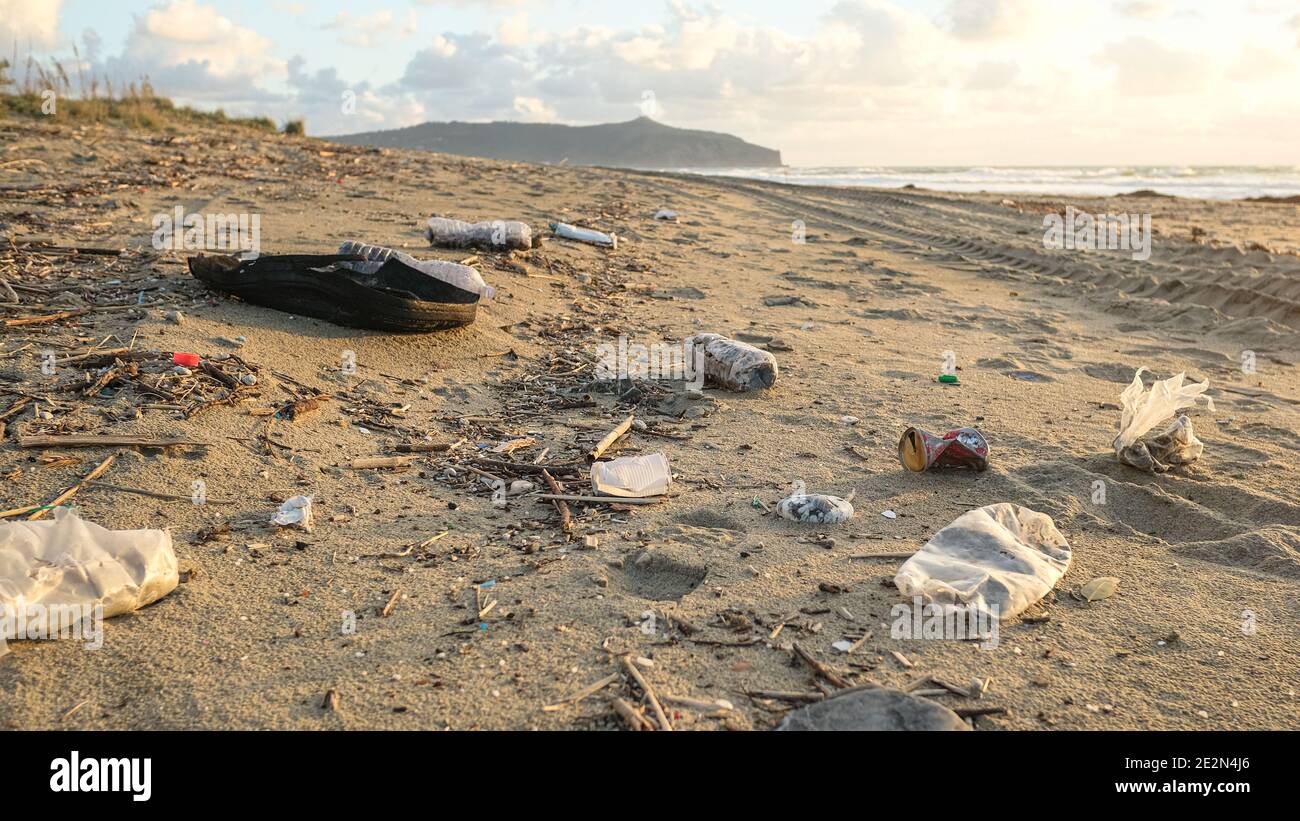 Plastikflaschen und Kautschuk Verschmutzung auf kontaminierten Meer Küste, Umwelt Abfall Stockfoto