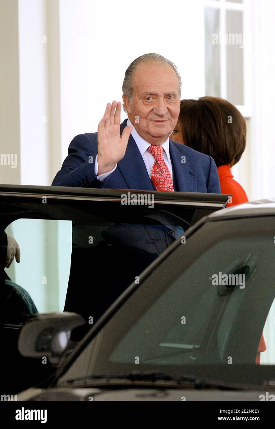 König Juan Carlos von Spanien verlässt das Weiße Haus nach einem Mittagessen mit Präsident Obama im Private Dining Room am 17. Februar 2010 in Washington, DC. (Bild: Juan Carlos I von Spanien) Foto von Olivier Douliery /ABACAPRESS.COM Stockfoto