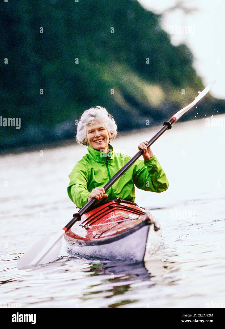 Eine Frau Kajakfahren auf Bowman Bay, Deception Pass State Park, Washington, USA. Stockfoto