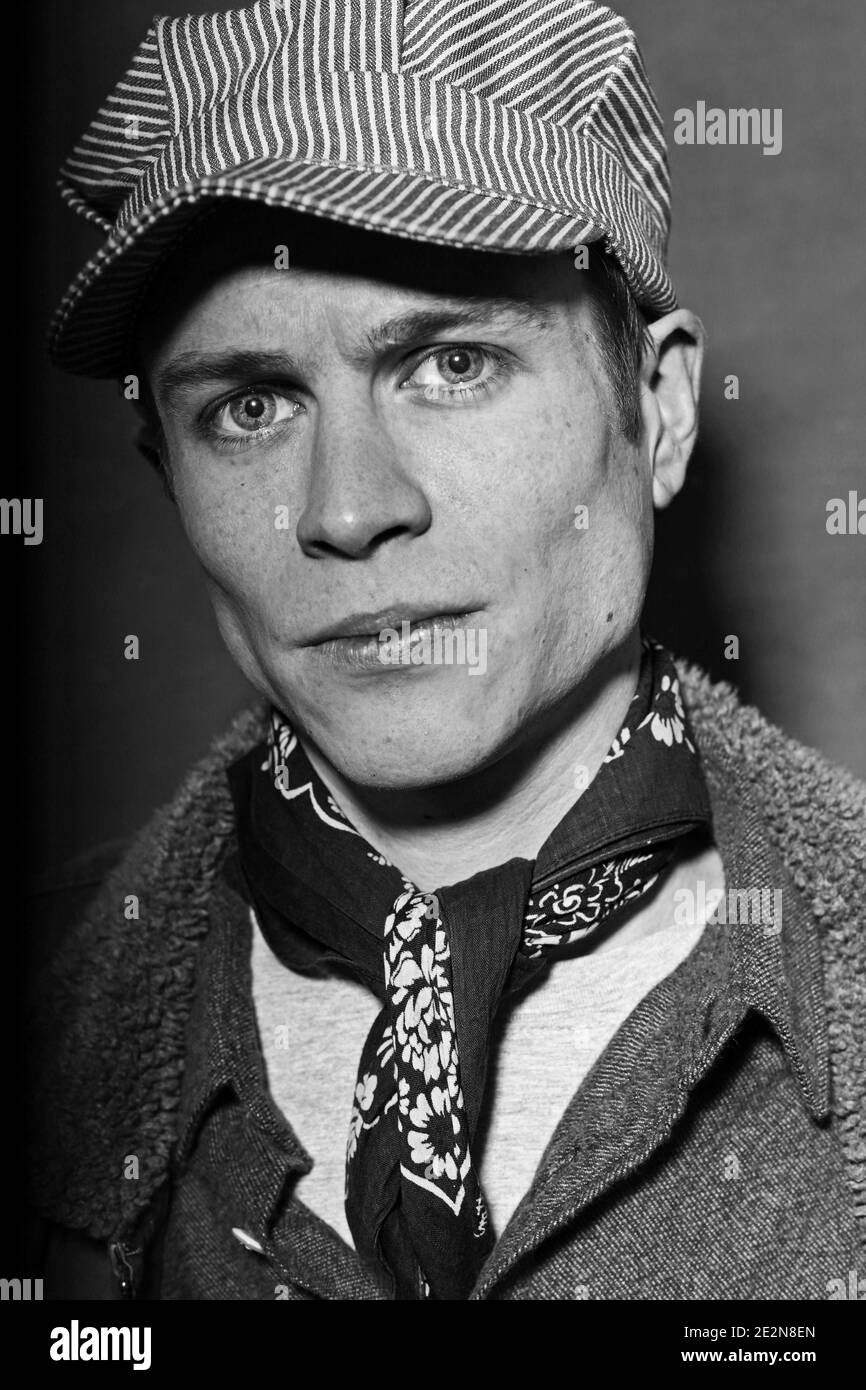 Mann mit Hickory Striped Engineer Train Conductor Cap. Stockfoto