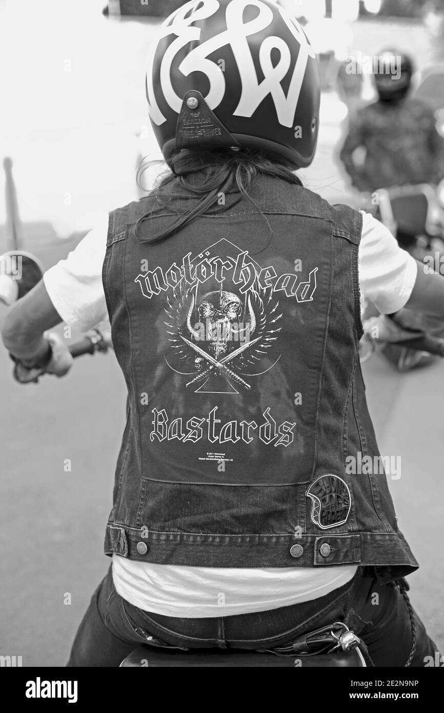 Seltene Ansicht des jungen Bikers mit Jeans-Weste beim Wheels and Waves Festival in Biarritz, Frankreich. Stockfoto