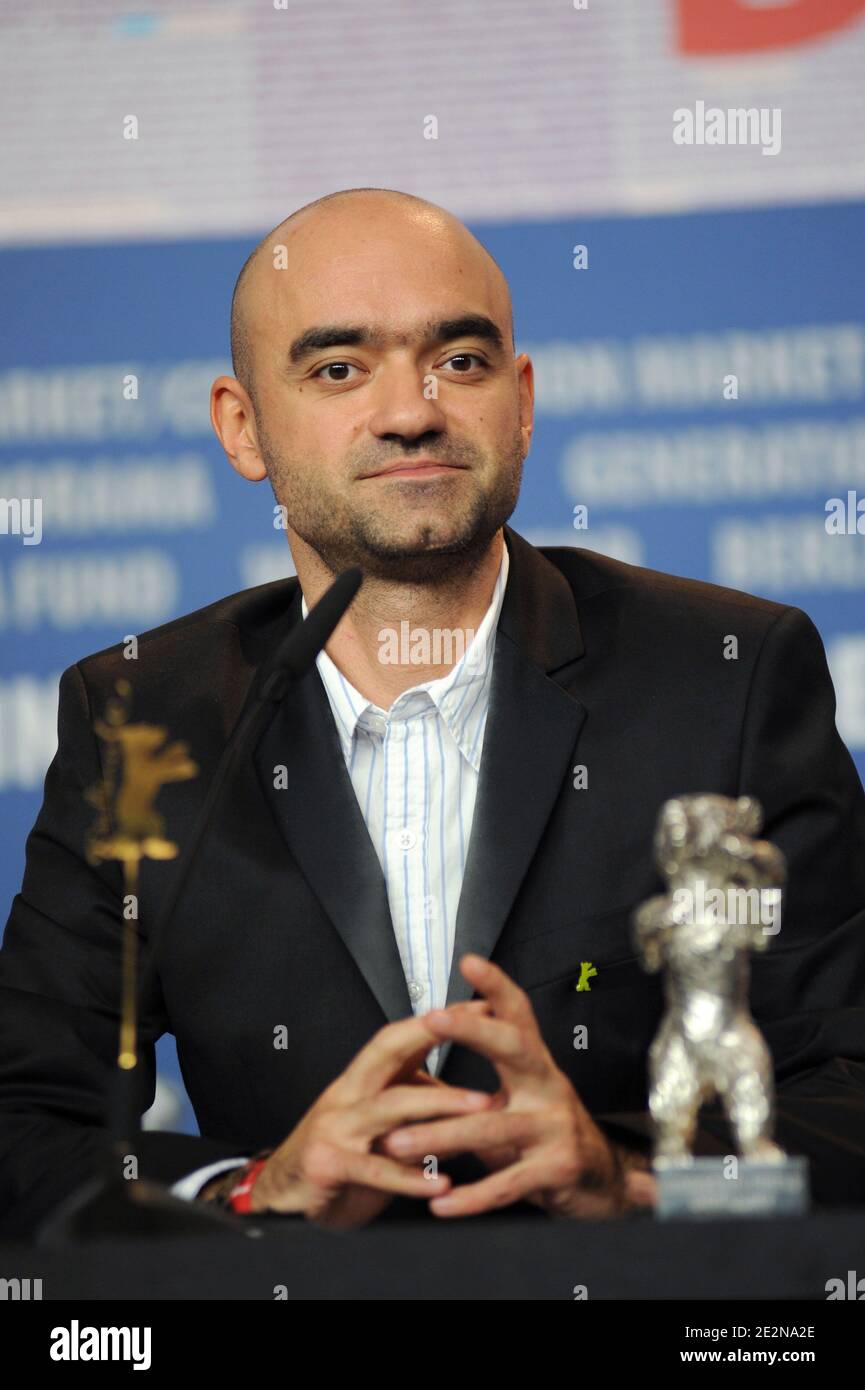 Regisseur Florin Serban posiert mit dem Silbernen Bären für den Großen Preis der Jury von "EU cand vreau sa fluier, fluier" (If I want to whistle, I whistle) während einer Pressekonferenz nach der Preisverleihung der 60. Berlinale Filmfestspiele am 20. Februar 2010 in Berlin. Foto von Nicolas Briquet/ABACAPRESS.COM Stockfoto