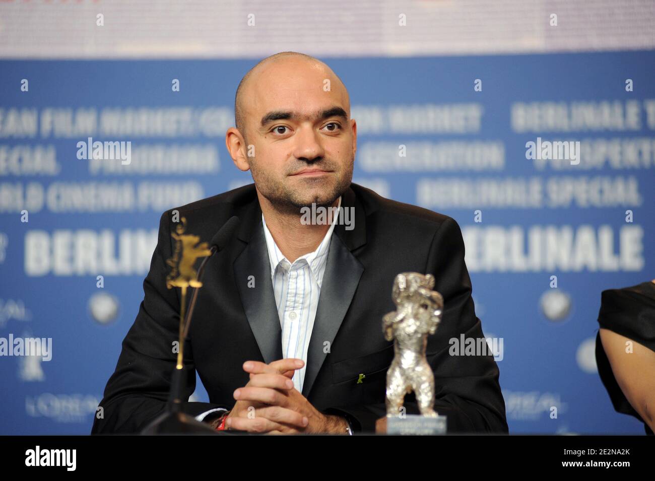 Regisseur Florin Serban posiert mit dem Silbernen Bären für den Großen Preis der Jury von "EU cand vreau sa fluier, fluier" (If I want to whistle, I whistle) während einer Pressekonferenz nach der Preisverleihung der 60. Berlinale Filmfestspiele am 20. Februar 2010 in Berlin. Foto von Nicolas Briquet/ABACAPRESS.COM Stockfoto