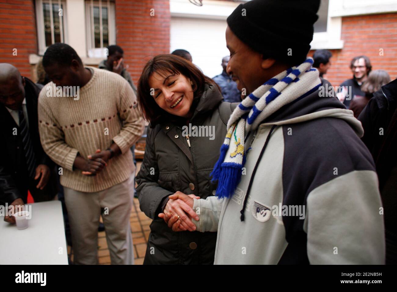 Anne Hidalgo tete de list du Parti Socialiste a Paris rencontre des sans-Papiers dans le cadre de la campagne des Elections regionales a Paris, France le 20 Fieber, 2010. Foto Jean-Luc Luyssen/ABACAPRESS.COM Stockfoto