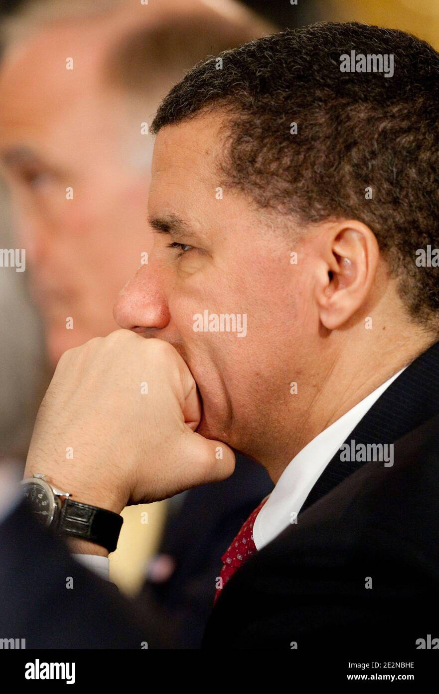 David Paterson, Gouverneur von New York, hört US-Präsident Barack Obama am 22. Februar 2010 im staatlichen Speisesaal des Weißen Hauses in Washington DC, USA. Obama sagte den Gouverneuren des Landes, dass zu viele Studenten nicht die grundlegenden Fähigkeiten erlernen, die sie brauchen, und dass die Staaten Mathematik und Naturwissenschaften verbessern müssen, um die US-Wettbewerbsfähigkeit zu erhalten. Foto von Andrew Harrer/ABACAPRESS.COM (im Bild: David Paterson) Stockfoto