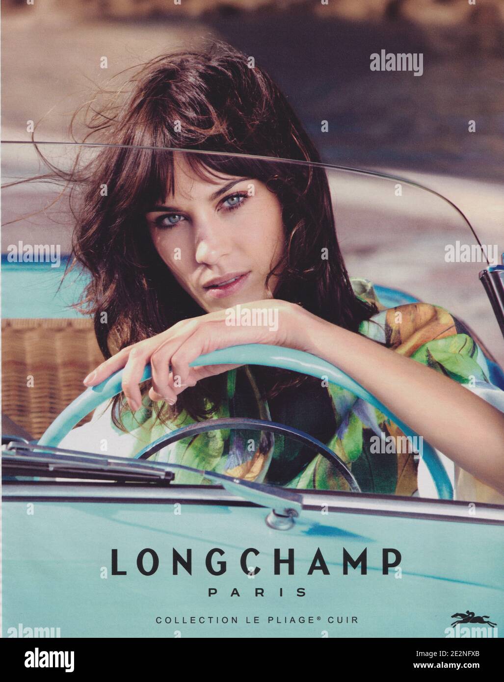 Plakat werbung Longchamp Fashion House mit Alexa Chung in Papier Magazin von 2014 Jahr, Werbung, kreative Longchamp Anzeige von 2010 s Stockfoto