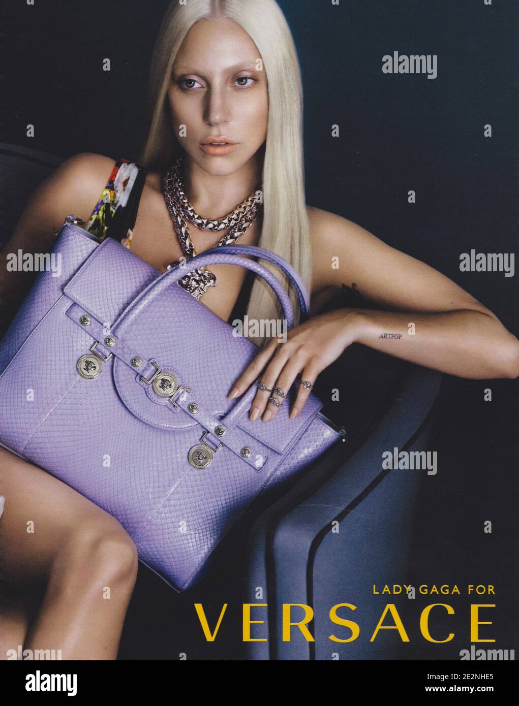 Plakat werbung VERSACE Fashion House mit Lady Gaga in Papier Magazin von 2014 Jahr, Werbung, kreative VERSACE Anzeige von 2010 s Stockfoto