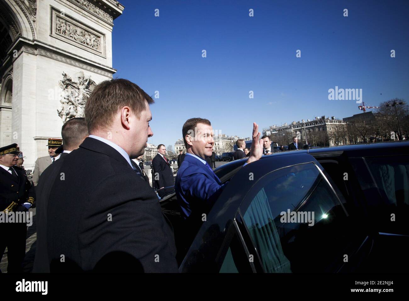 Der russische Präsident Dmitri Medwedew stellte am 2. März 2010 eine Hommage am Grab des unbekannten Soldaten unter dem Triumphbogen in Paris, Frankreich, vor. Foto von Denis/Pool/ABACAPRESS.COM Stockfoto