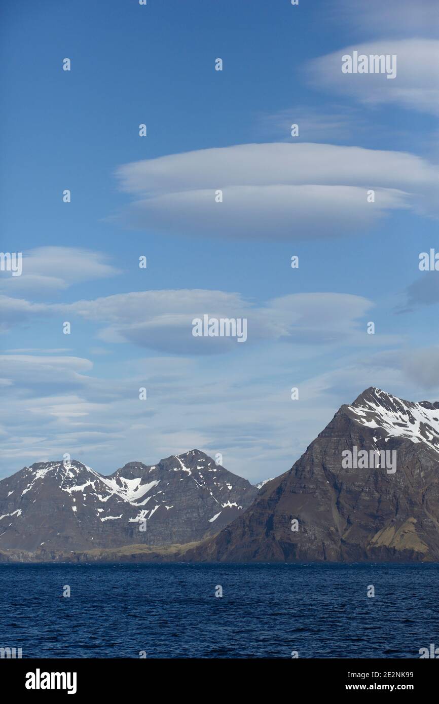 Lentikularwolken über dem Ufer der Südgeorgien-Insel 7 Dezember 2015 Stockfoto