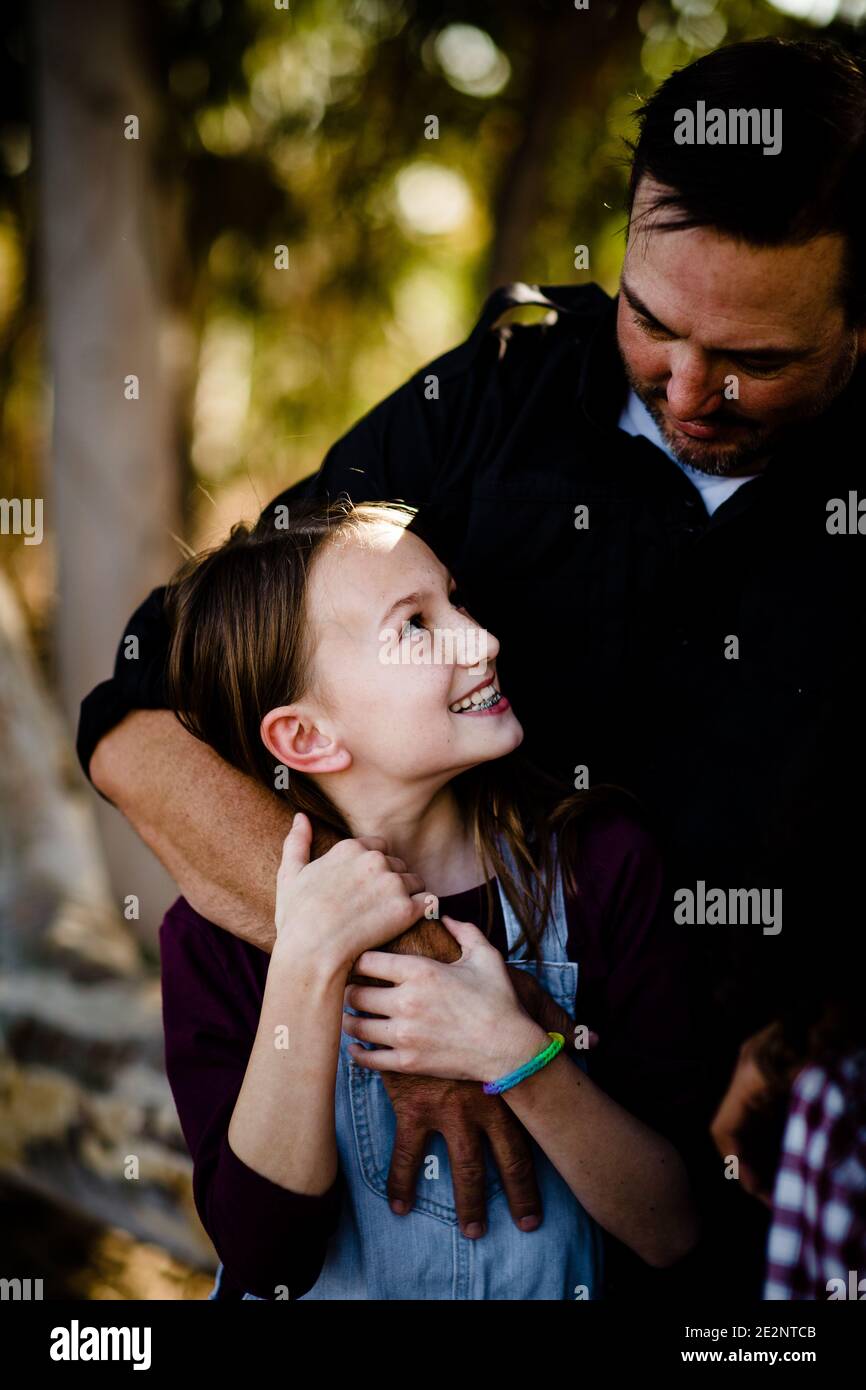 Vater und Tochter umarmen und lächeln in Chula Vista Stockfoto