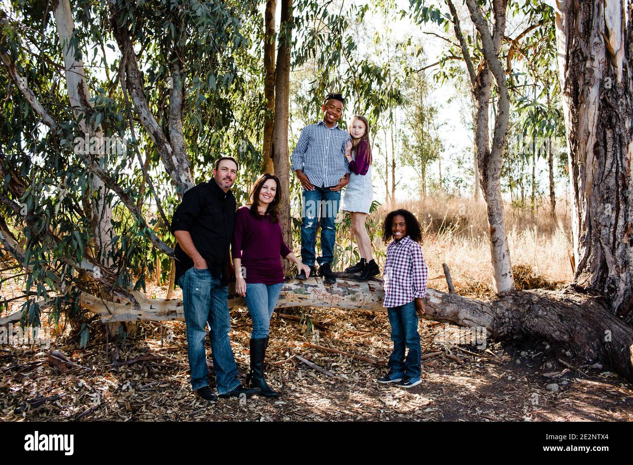 Fünfköpfige Familie posiert für die Kamera im Park in Chula Vista Stockfoto