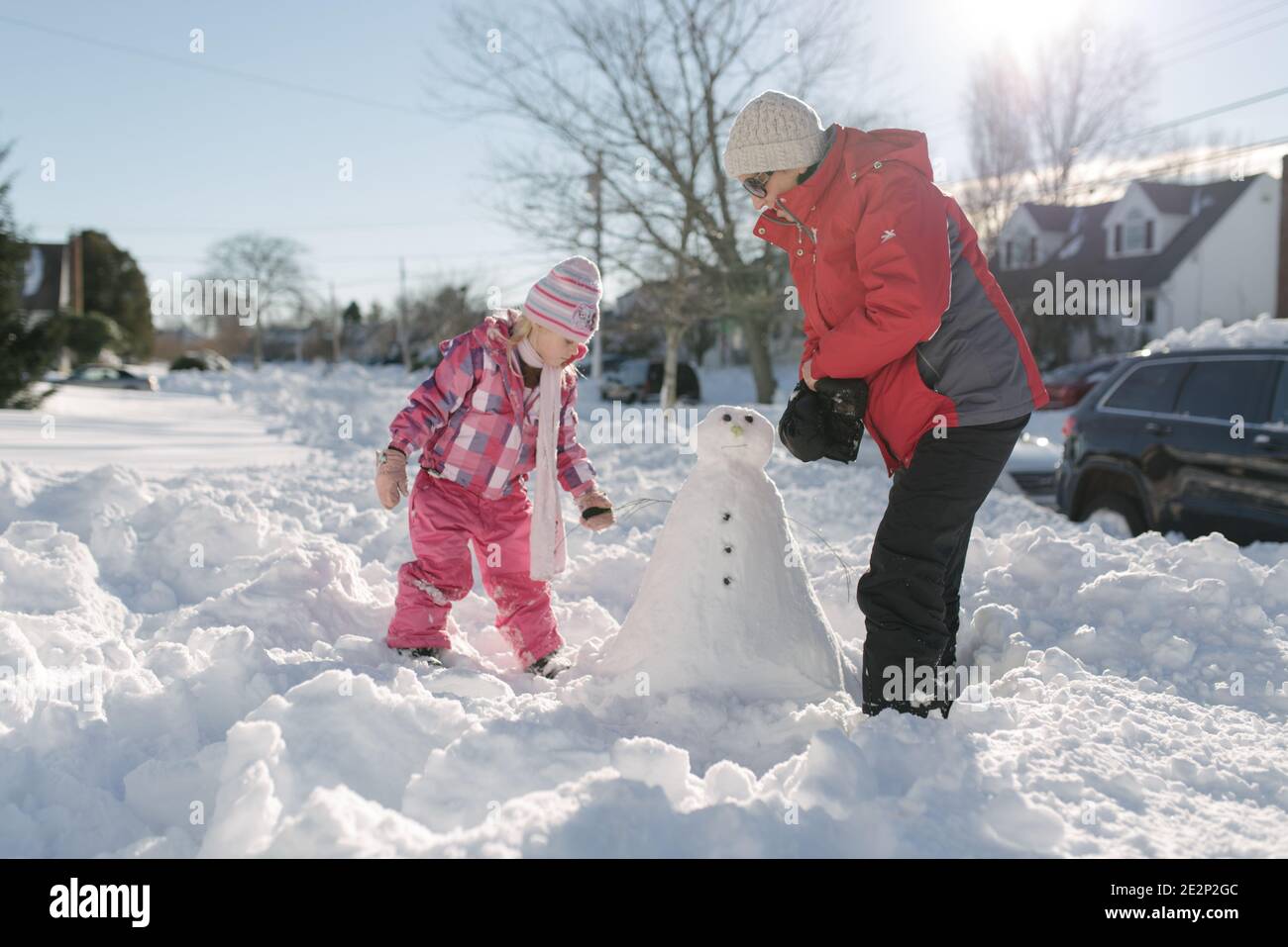 Oma mit enkelin im schnee Fotos und Bildmaterial in hoher Auflösung