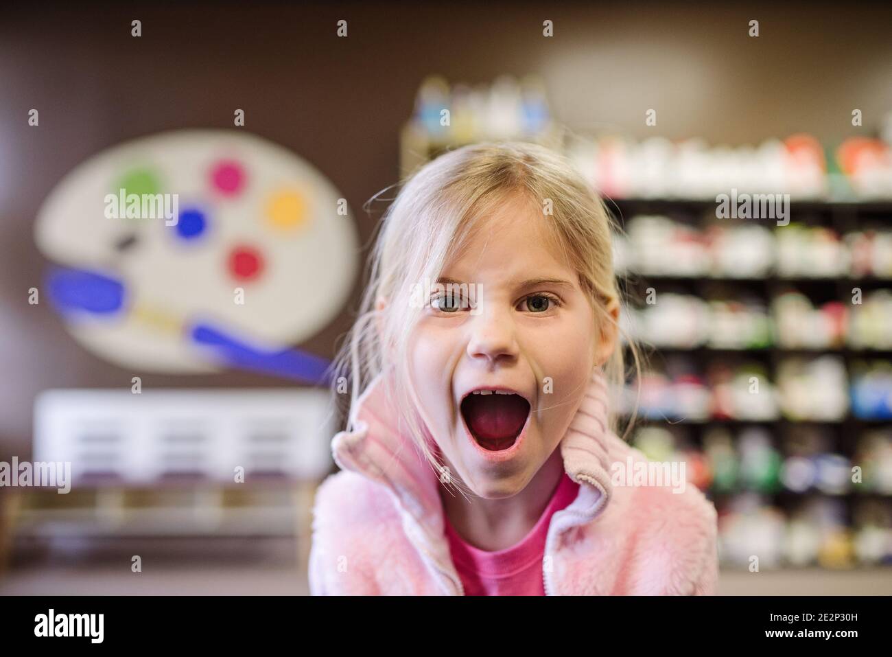 Nahaufnahme von kleinen Mädchen schreien in Aufregung Stockfoto