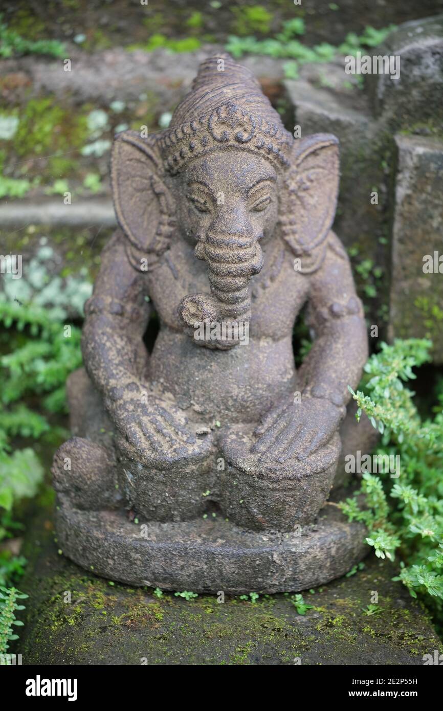Indonesien Bali - Ubud Handgefertigter balinesischer Ganesha der hinduistische Elefant gott Stein Statue Stockfoto