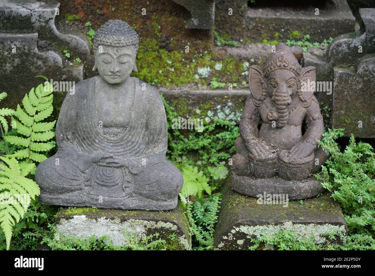Indonesien Bali - Ubud Handgefertigter balinesischer Ganesha und Buddha Stein Statuen Stockfoto
