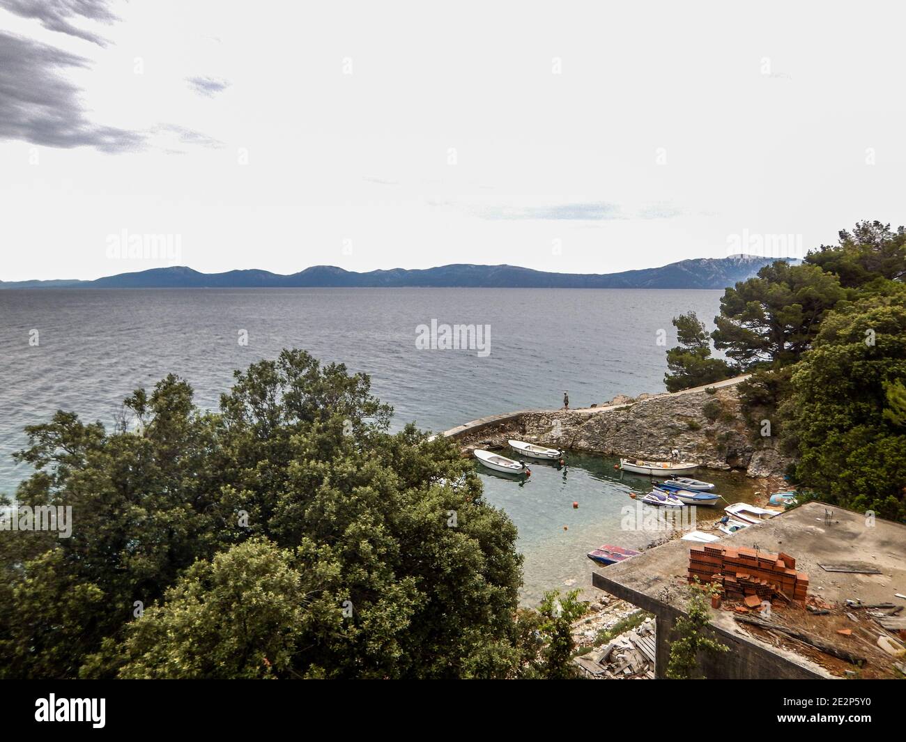 Boote im Hafen. Blick von oben. Kroatien Reisefotografie. Stockfoto