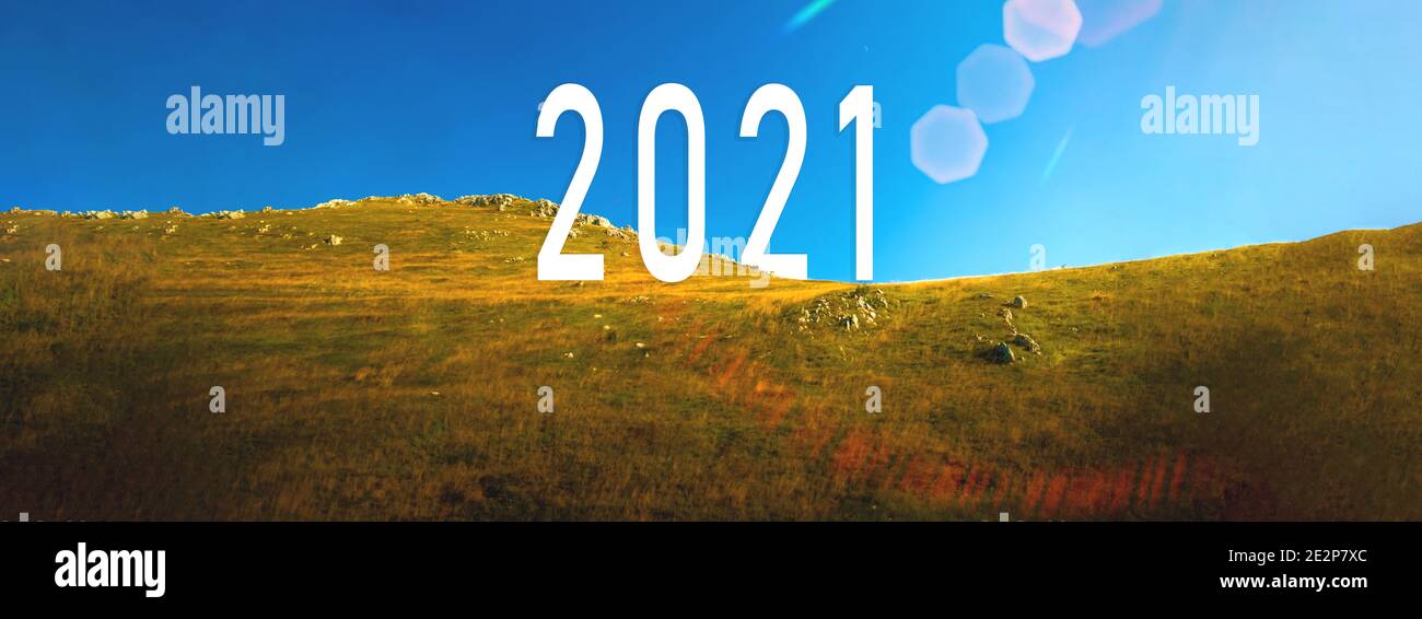 Das Reisekonzept 2021 Banner, Neujahr Roadtrip, Reise in neue Anfänge und Zukunft, Landschaft und Natur Hintergrundbild Stockfoto