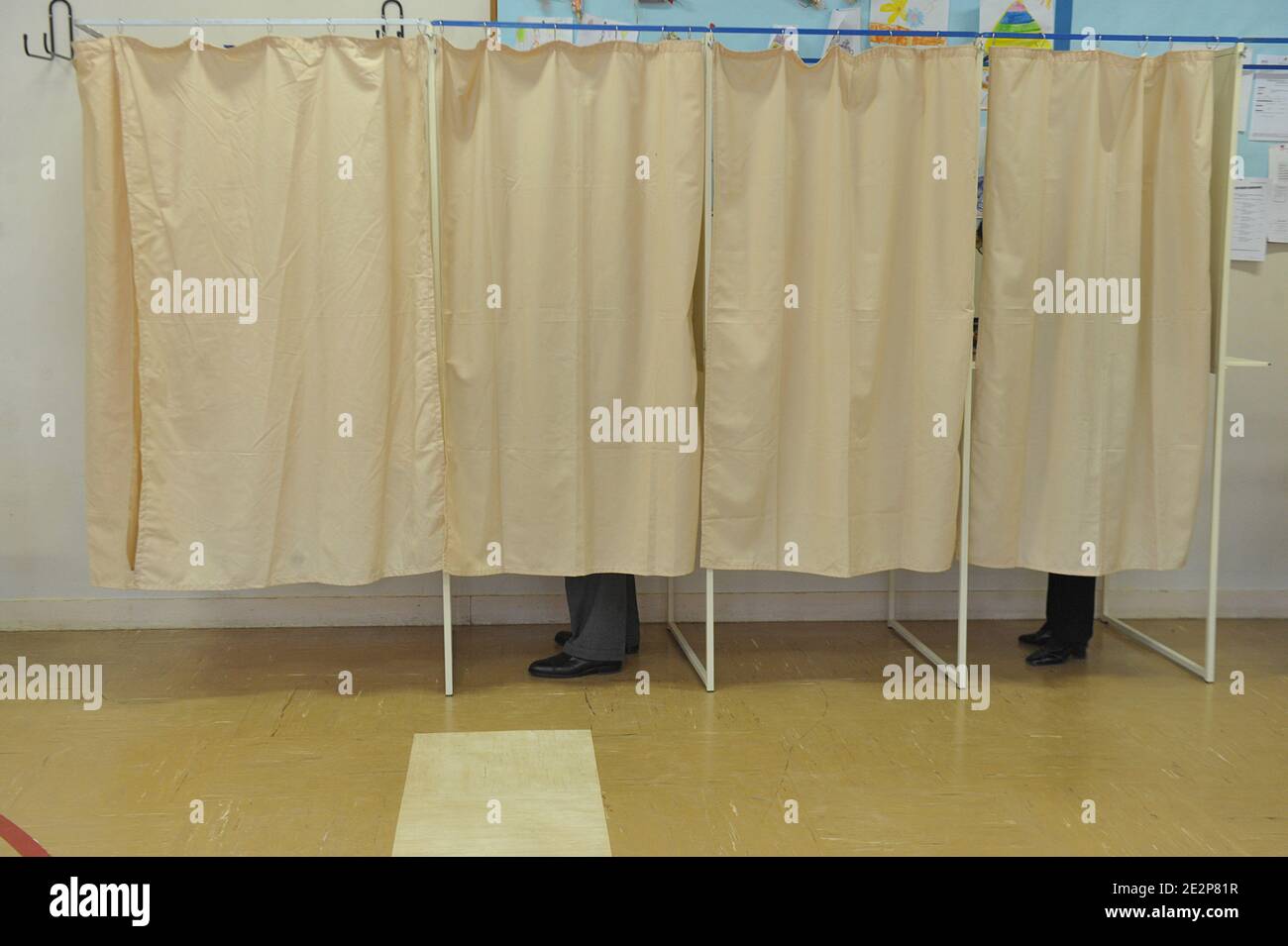 Illustration für die 1. Runde der Regionalwahl in einem Wahllokal in Versailles, Frankreich, am 14. März 2010. Foto von Giancarlo Gorassini/ABACAPRESS.COM Stockfoto