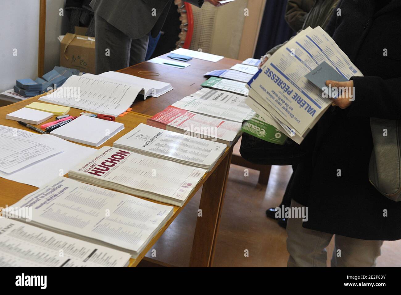 Illustration für die 1. Runde der Regionalwahl in einem Wahllokal in Versailles, Frankreich, am 14. März 2010. Foto von Giancarlo Gorassini/ABACAPRESS.COM Stockfoto