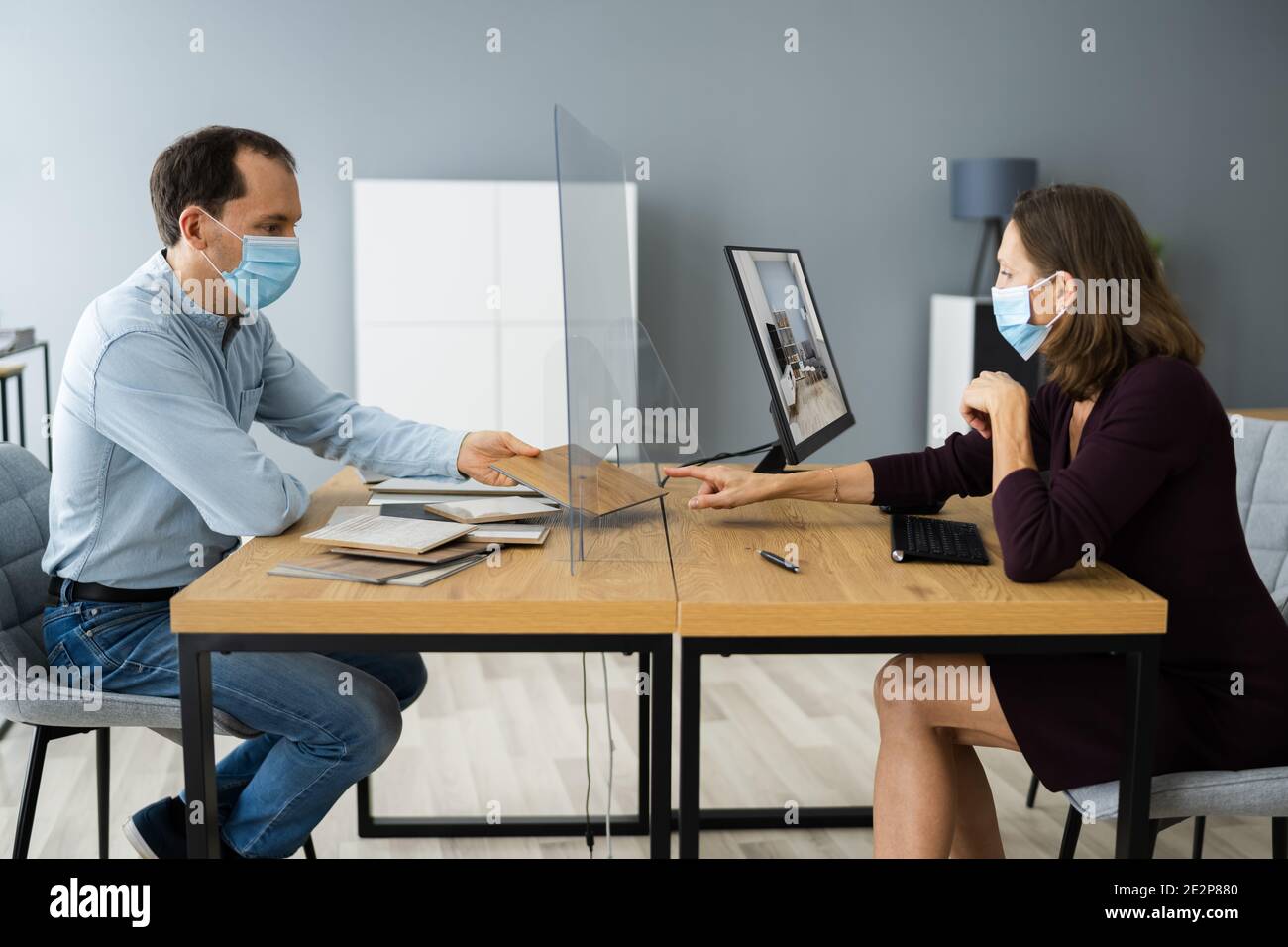 Interior Designer Meeting Mit Niesen Guard Und Gesichtsmaske Stockfoto