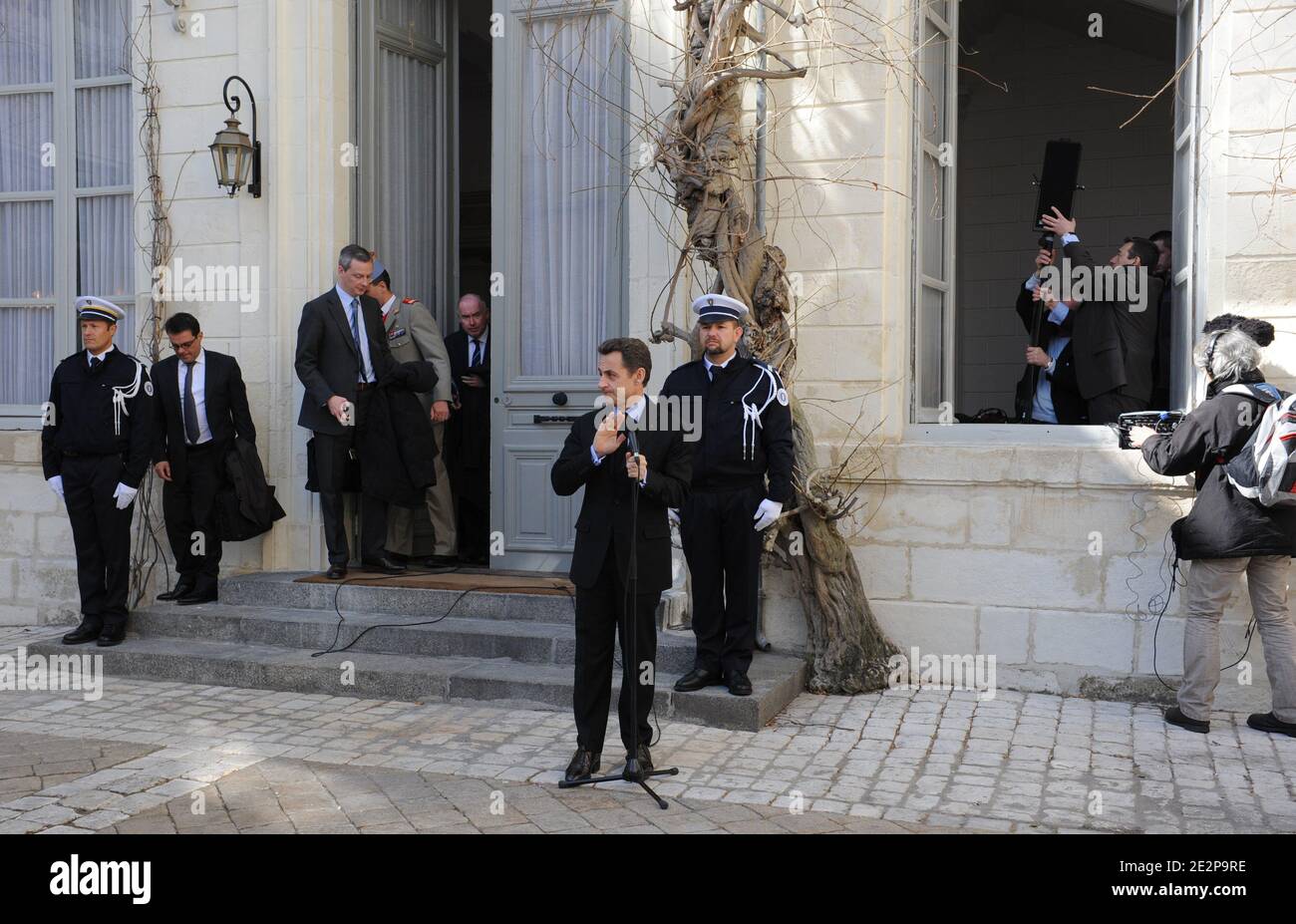 Der französische Präsident Nicolas Sarkozy hält eine Rede in Anwesenheit des Ministers für Landwirtschaft, Fischerei und Ernährung Bruno Le Maire nach einem Treffen in der Präfektur La Rochelle, Westfrankreich am 16. März 2010 über die Folgen des Sturms, der als "Xynthia" bezeichnet wird, Das tötete 52 Menschen, entfesselte Sturmwind und sintflutartige Regenfälle und zerstörte Straßen und Häuser entlang der französischen Atlantikküste. Foto von Mousse/ABACAPRESS.COM Stockfoto