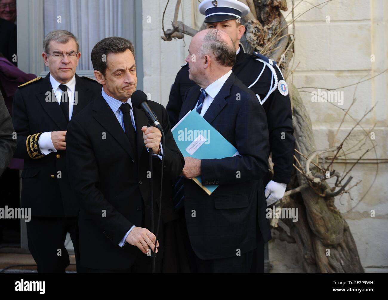 Der französische Präsident Nicolas Sarkozy hält eine Rede in Anwesenheit des Ministers für Landwirtschaft, Fischerei und Ernährung Bruno Le Maire und des Verkehrsministers Dominique Bussereau nach einem Treffen in der Präfektur La Rochelle, Westfrankreich, am 16. März 2010 über die Folgen des Sturms, der als "Xynthia" bezeichnet wird, Das tötete 52 Menschen, entfesselte Sturmwind und sintflutartige Regenfälle und zerstörte Straßen und Häuser entlang der französischen Atlantikküste. Foto von Mousse/ABACAPRESS.COM Stockfoto