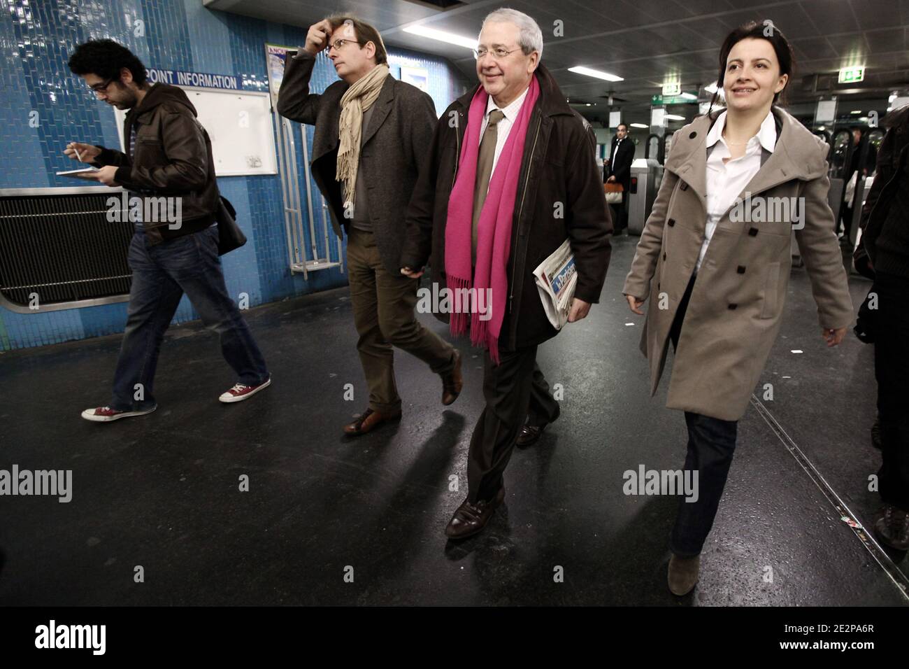 La secretaire nationale des Verts et tete de Liste pour la Region Ile-de-France, Cecile Duflot, le President socialiste de la Region Ile-de-France, Jean-Paul Huchon et Pierre Laurent, membre du Parti Communiste prennent Ensemble les Transports parisiens a Station Chatelet-les-Halles poursuivre la campagne des regionales, a Aubervilliers, France, France le 16 mars 2010, apres les negociations nationales entre le PS et Europe Ecologie pour les regionales. Foto von Stephane Lemouton/ABACAPRESS.COM Stockfoto