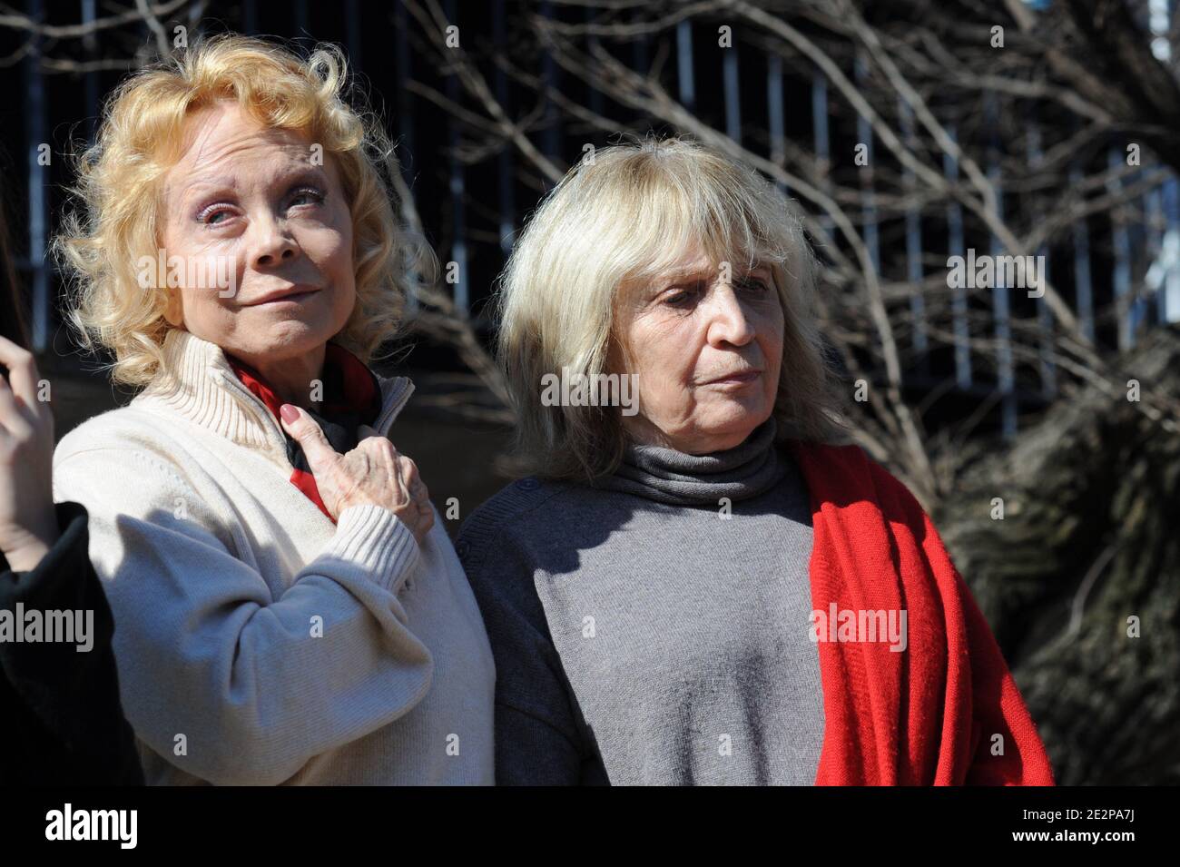 Isabelle Aubret und Francesca Solleville nehmen am 16. März 2010 an einer Zeremonie zur Hommage an den französischen Singer-Songwriter Jean Ferrat im Zentrum des Dorfes Antraigues-sur-Volane in Südfrankreich Teil. Foto von Nicolas Briquet/ABACAPRESS.COM Stockfoto
