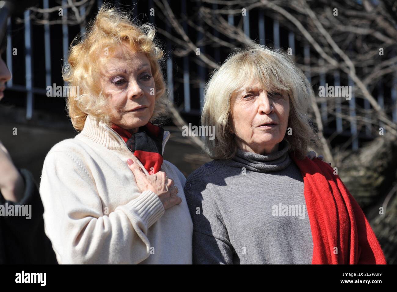 Isabelle Aubret und Francesca Solleville nehmen am 16. März 2010 an einer Zeremonie zur Hommage an den französischen Singer-Songwriter Jean Ferrat im Zentrum des Dorfes Antraigues-sur-Volane in Südfrankreich Teil. Foto von Nicolas Briquet/ABACAPRESS.COM Stockfoto