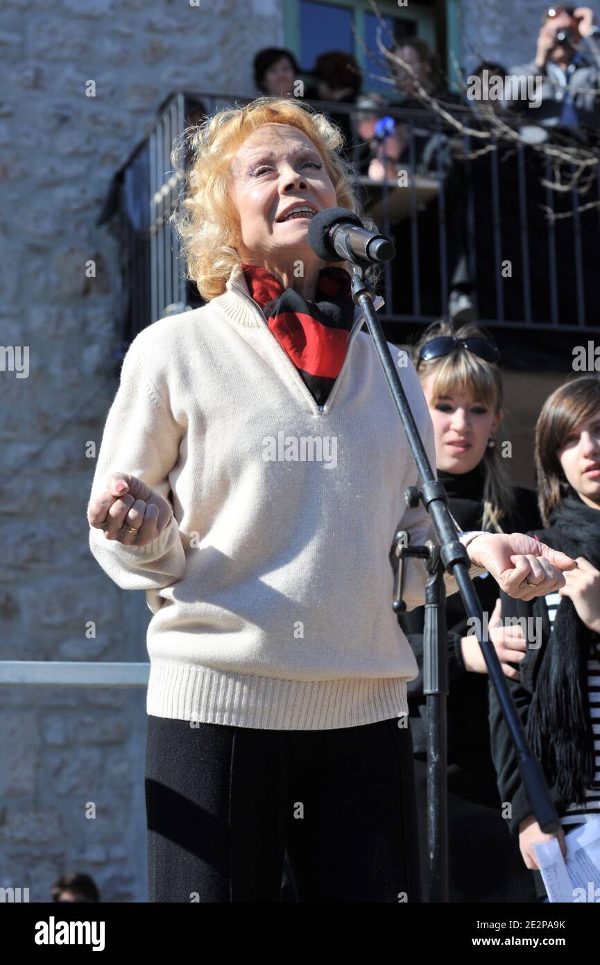 Isabelle Aubret bei der Zeremonie zur Hommage an den verstorbenen französischen Singer-Songwriter Jean Ferrat im Zentrum des Dorfes Antraigues-sur-Volane, Südfrankreich am 16. März 2010. Foto von Nicolas Briquet/ABACAPRESS.COM Stockfoto