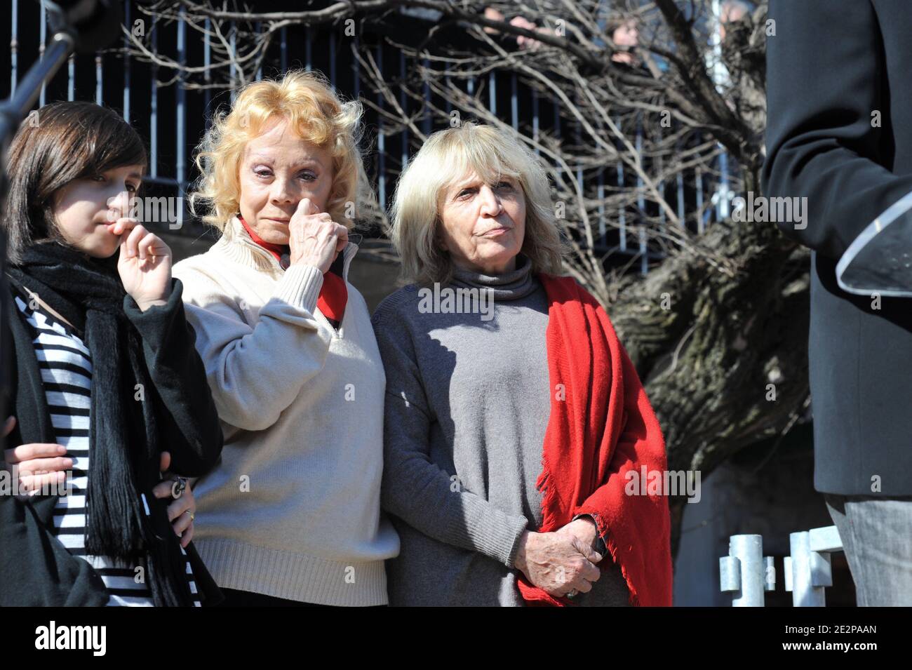 Isabelle Aubret und Francesca Solleville nehmen am 16. März 2010 an einer Zeremonie zur Hommage an den französischen Singer-Songwriter Jean Ferrat im Zentrum des Dorfes Antraigues-sur-Volane in Südfrankreich Teil. Foto von Nicolas Briquet/ABACAPRESS.COM Stockfoto