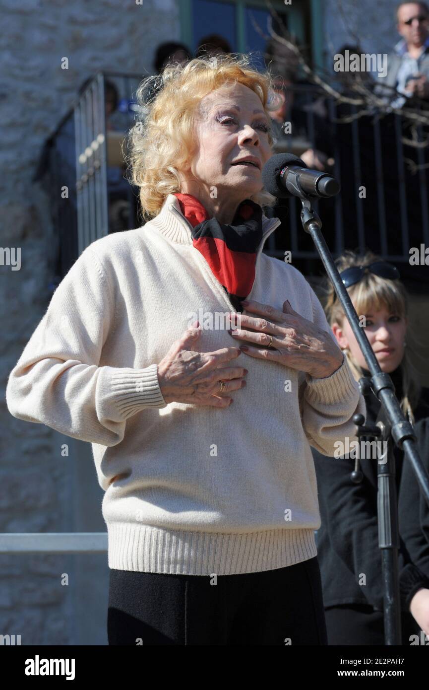 Isabelle Aubret bei der Zeremonie zur Hommage an den verstorbenen französischen Singer-Songwriter Jean Ferrat im Zentrum des Dorfes Antraigues-sur-Volane, Südfrankreich am 16. März 2010. Foto von Nicolas Briquet/ABACAPRESS.COM Stockfoto