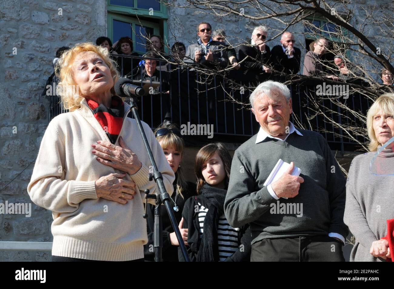 Isabelle Aubret bei der Zeremonie zur Hommage an den verstorbenen französischen Singer-Songwriter Jean Ferrat im Zentrum des Dorfes Antraigues-sur-Volane, Südfrankreich am 16. März 2010. Foto von Nicolas Briquet/ABACAPRESS.COM Stockfoto