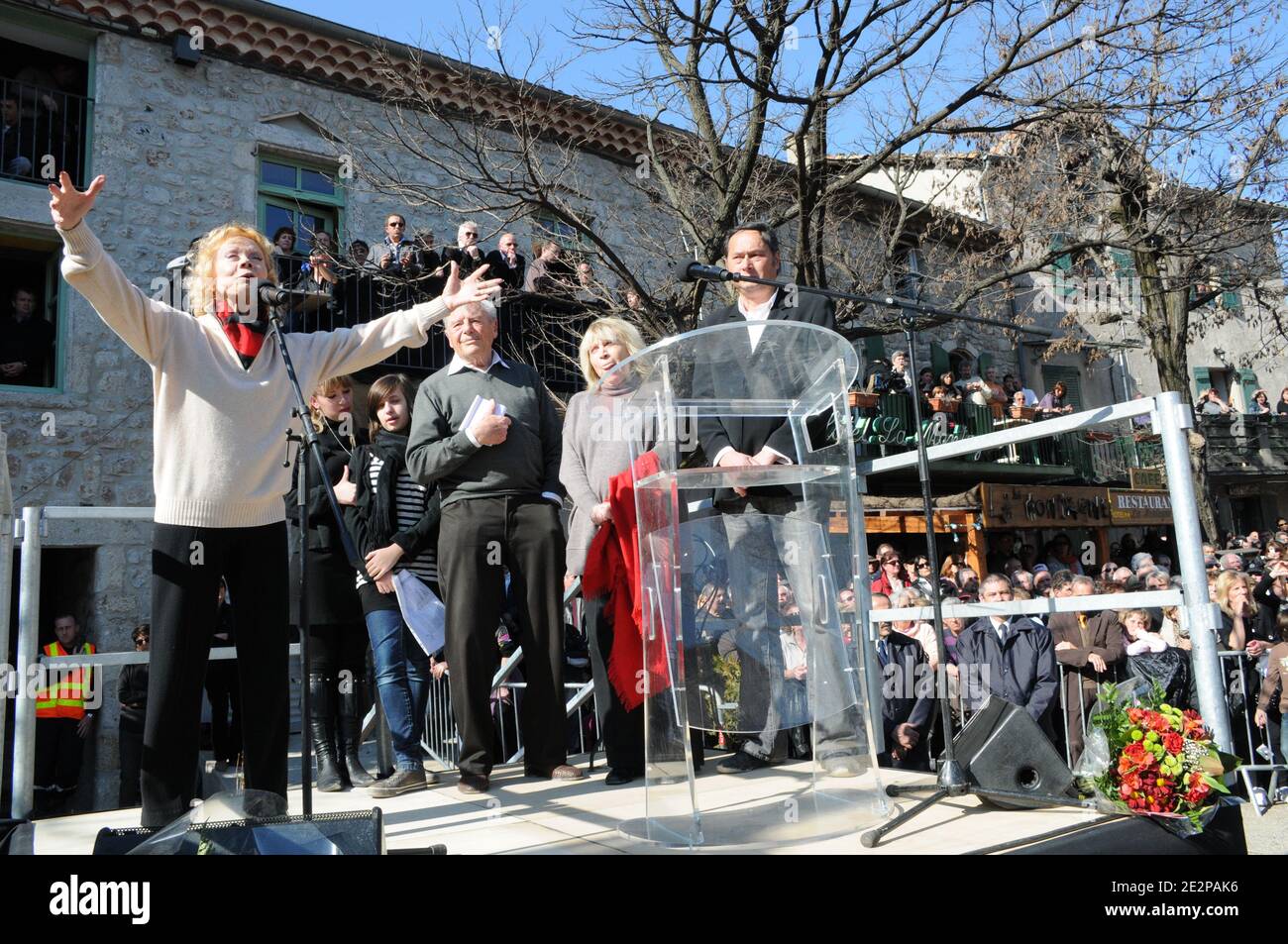 Isabelle Aubret bei der Zeremonie zur Hommage an den verstorbenen französischen Singer-Songwriter Jean Ferrat im Zentrum des Dorfes Antraigues-sur-Volane, Südfrankreich am 16. März 2010. Foto von Nicolas Briquet/ABACAPRESS.COM Stockfoto