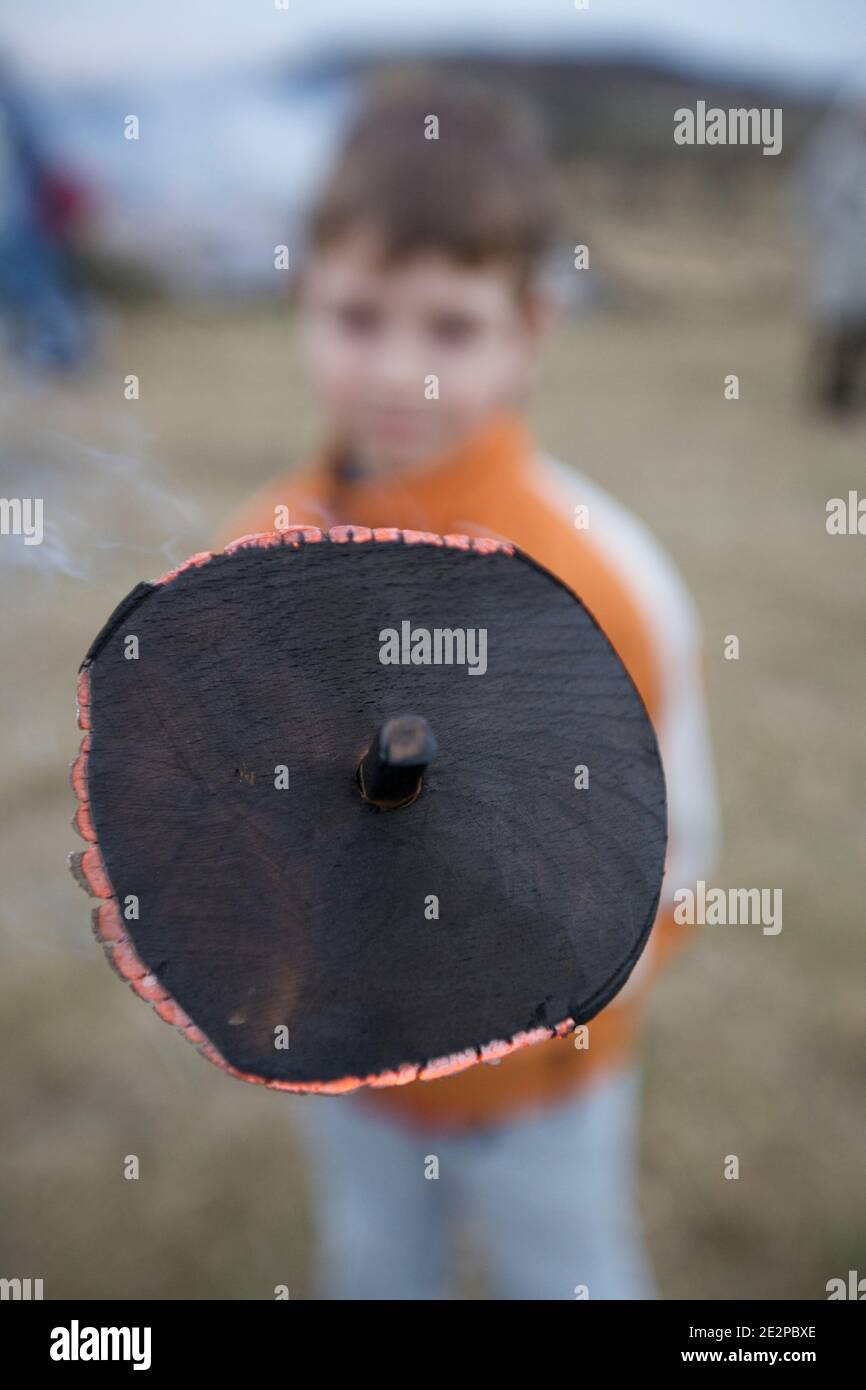 Atmosphäre während der Schieweschlawe in Wintzenheim Kochersberg, im Elsass, Frankreich am 2009. März. Schieweschlawe ist ein solares heidnisches Fest der Frühlings-Tagundnachtgleiche, das in der französischen Region nördlich des Elsass, aber auch im Süden Deutschlands unter dem Namen Scheibenschlagen und in der deutschsprachigen Schweiz unter dem Namen Schiibeschlage praktiziert wird. Schieweschlawe bezeichnet die ñthrow von discî. Mit dem Ende einer flexiblen Stange aus Kastanie, fixiert man eine kleine Scheibe aus Holz aus Buche 10 cm im Durchmesser gebohrt ein zentrales Loch. Die Scheibe wird in die Glut d' ein zu rauh-hauen gestürzt. Wenn die verdünnten Kanten zu brennen beginnen, Stockfoto