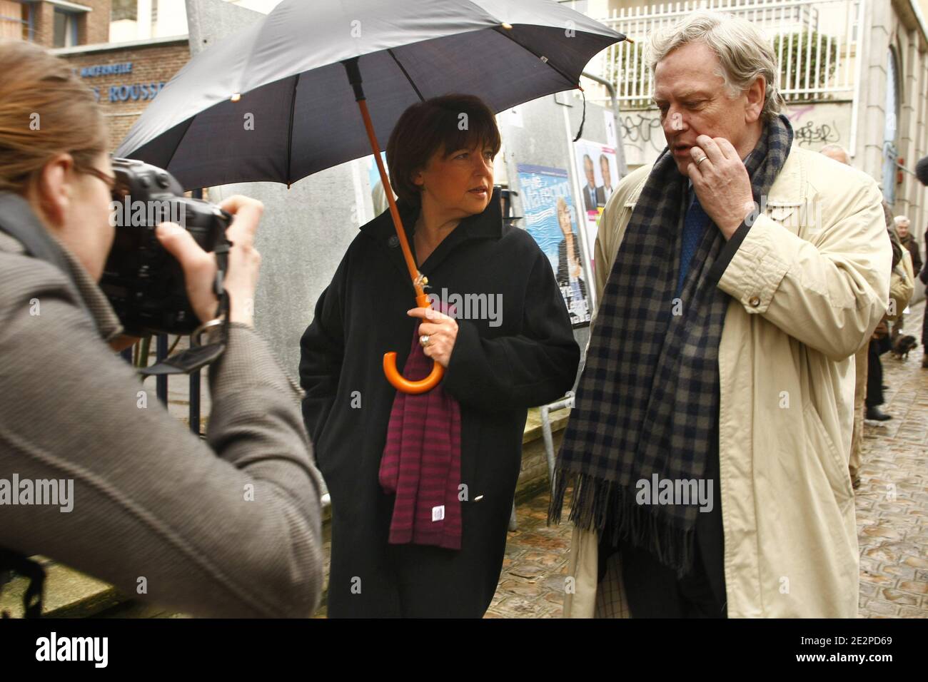 Die französische 1. Sekretärin der Sozialistischen Partei (PS) und die Bürgermeisterin von Lille Martine Aubry kommen flankiert von Pierre de Saintignon, dem ersten Assistenten im Rathaus von Lille und sozialistischen Kandidaten für die Regionalwahlen, um für die 2. Runde der Regionalwahlen zu stimmen, in Li an Stockfoto