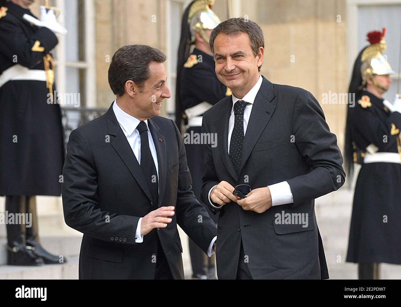 Nicolas Sarkozy empfängt Jose-Luis Zapatero am 23. März 2010 im Elysee-Palast in Paris. Foto von Giancarlo Gorassini/ABACAPRESS.COM Stockfoto