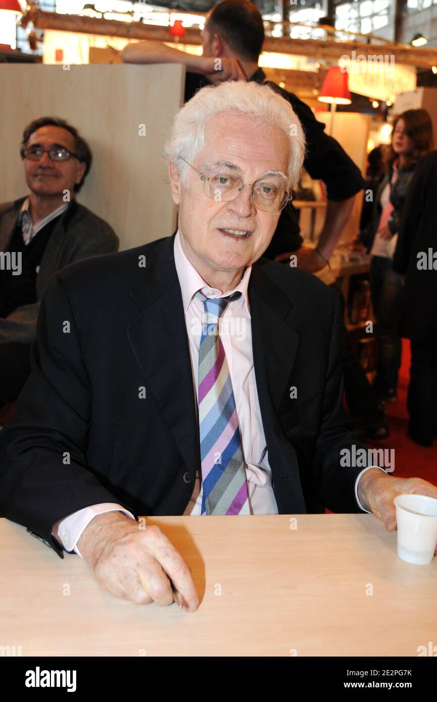 Lionel Jospin nimmt an der Pariser Buchmesse 'Le Salon Du Livre' Teil, die am 27. März 2010 im Parc des Expositions, Porte de Versailles in Paris, Frankreich, stattfand. Foto von Mireille Ampilhac/ABACAPRESS.COM Stockfoto