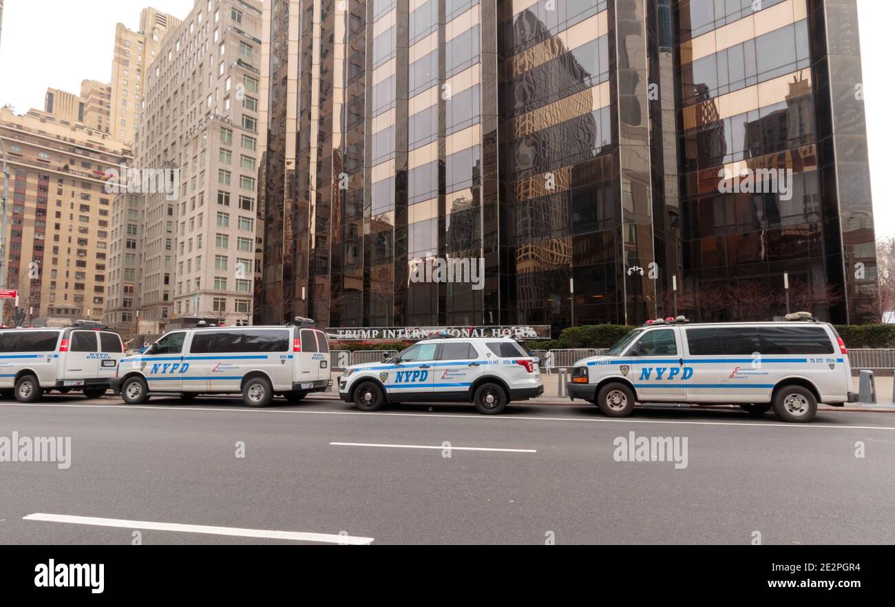 Eine Reihe von NYPD Polizeiautos stehen Wache vor der Trump International Hotel in 1 Central Park West in Manhattan Stockfoto