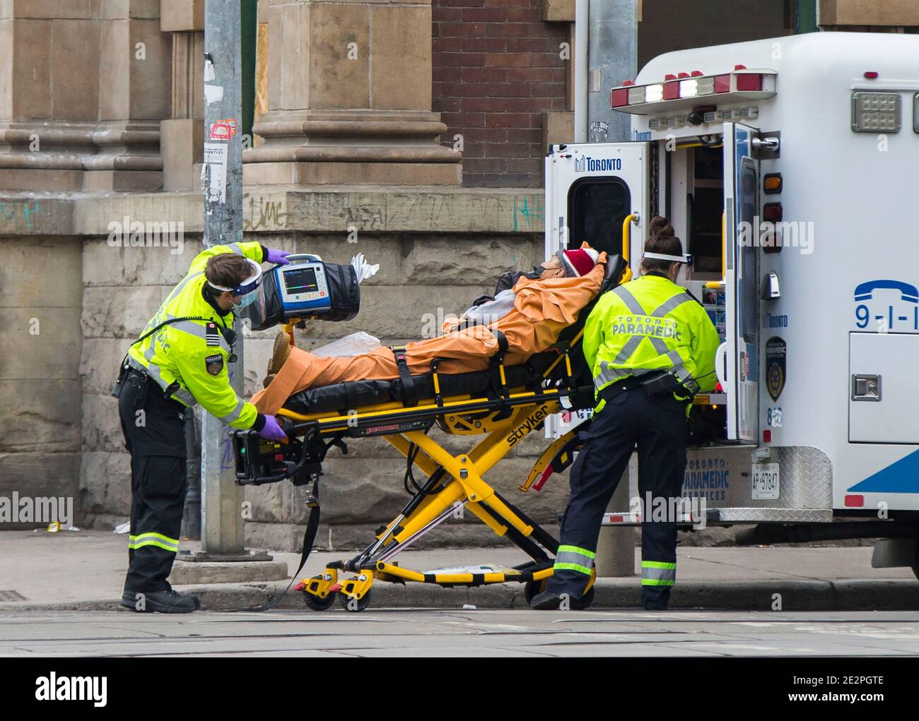 Toronto, Kanada. Januar 2021. Ein Patient wird am 14. Januar 2021 in einen Krankenwagen in Toronto, Ontario, Kanada, gerollt. Ontarios Aufenthaltsauftrag trat am Donnerstag in Kraft und erforderte, dass die Bewohner außer für wichtige Ausflüge zu Hause bleiben. Quelle: Zou Zheng/Xinhua/Alamy Live News Stockfoto