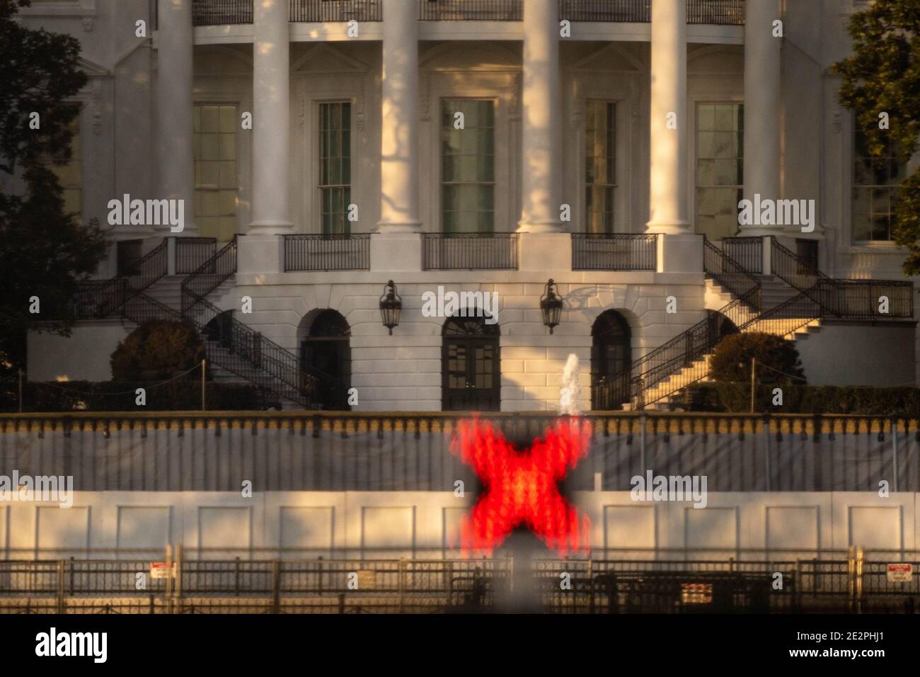 Washington, Usa. Januar 2021. Das Weiße Haus ist auf dem Hintergrund zu sehen, wo ein rotes X anzeigt, dass man vor der Amtseinführung von Präsident Biden in Washington, DC am Donnerstag, dem 14. Januar 2021, nicht an einem sicheren Eingang zur Ellipse eingeht. Zusätzliche Sicherheit ist in hoher Alarmbereitschaft am 6. Januar brachen pro-Trump-MAGA-Mobs den Sicherheitsbereich und drangen in das US-Kapitol ein. Foto von Ken Cedeno/UPI . Kredit: UPI/Alamy Live Nachrichten Stockfoto